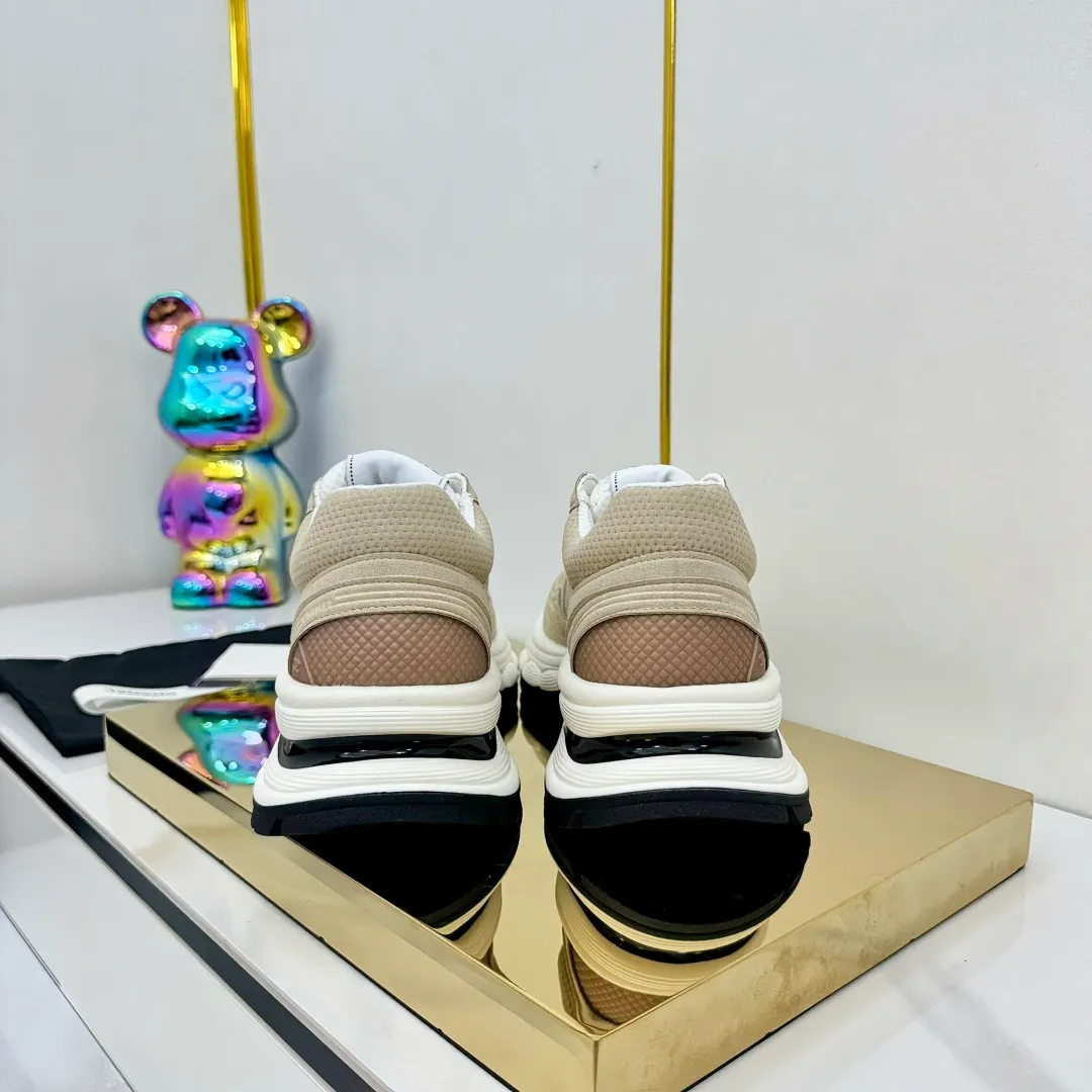 👟👟Ex-factory price 680👟👟 Upgraded version, upgraded version, upgraded version! No rebuttal accepted! ! ! ! Chanel Chanel panda shoes! 2025 counter's top casual sports shoes. This classic design; the upper is electro-embroidered with a variety of techniques; the outsole is fashionable and sporty; the unusual inclusion of a variety of color matching elements... The diversified mix and match is very good-looking and versatile, and can be used for leisure, fashion, sports, and outdoor... ꫛꫀꪝ Go➫ Materials: ❶Upper made of: original imported first-layer silk cowhide + original waterproof cloth + original first-layer cowhide ❷Inner lining: Original Yangli+Net ❸Outsole based on: Original TPU combination outsole Counter boutique packaging complete set for women 35–41 👉 👉 👉 👉